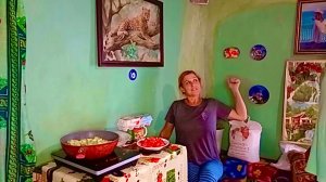 Муж ПОМОГАЕТ МНЕ НА КУХНЕ – ГОТОВИМ ВКУСНЫЙ САЛАТ В ДЕРЕВНЕ.?