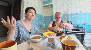 Мукбанг БОМЖ стайл обед на РАЗДОЛБАННОЙ кухне! Едим что что ПОПАЛО) Болтаем про планы на ремонт