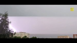 Молнии грозы днём и ночью