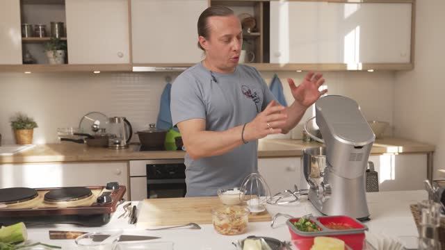 Василий Емельяненко готовит десерт в кухонной машине REDMOND | Ланч-бокс смотреть онлайн