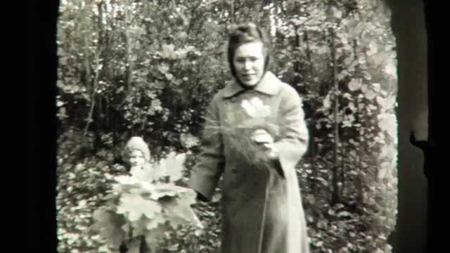 С мамой на прогулке, г. Горький. смотреть онлайн