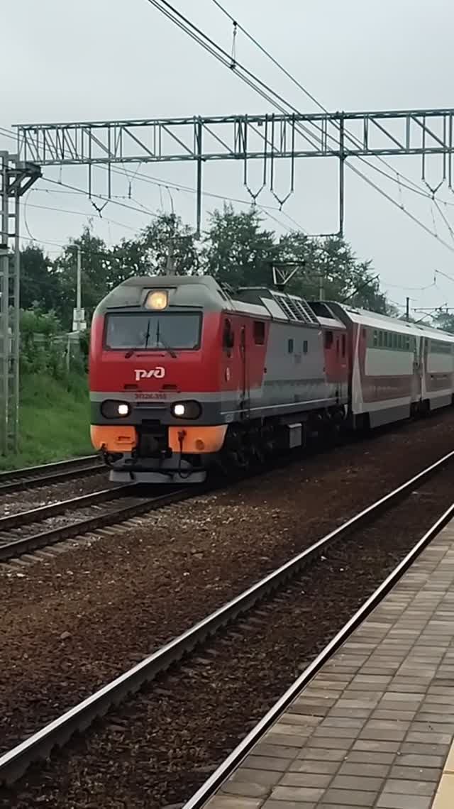 Электровоз ЭП2К-355 (ТЧЭ-6) со скорым поездом "Двухэтажный состав" № 066Э Тольятти - Москва. смотреть онлайн