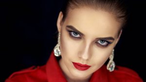 «Собрал Бог своих дочерей и у каждой спросил»-читает Екатерина Слабинская (автор Вячеслав Шитиков).