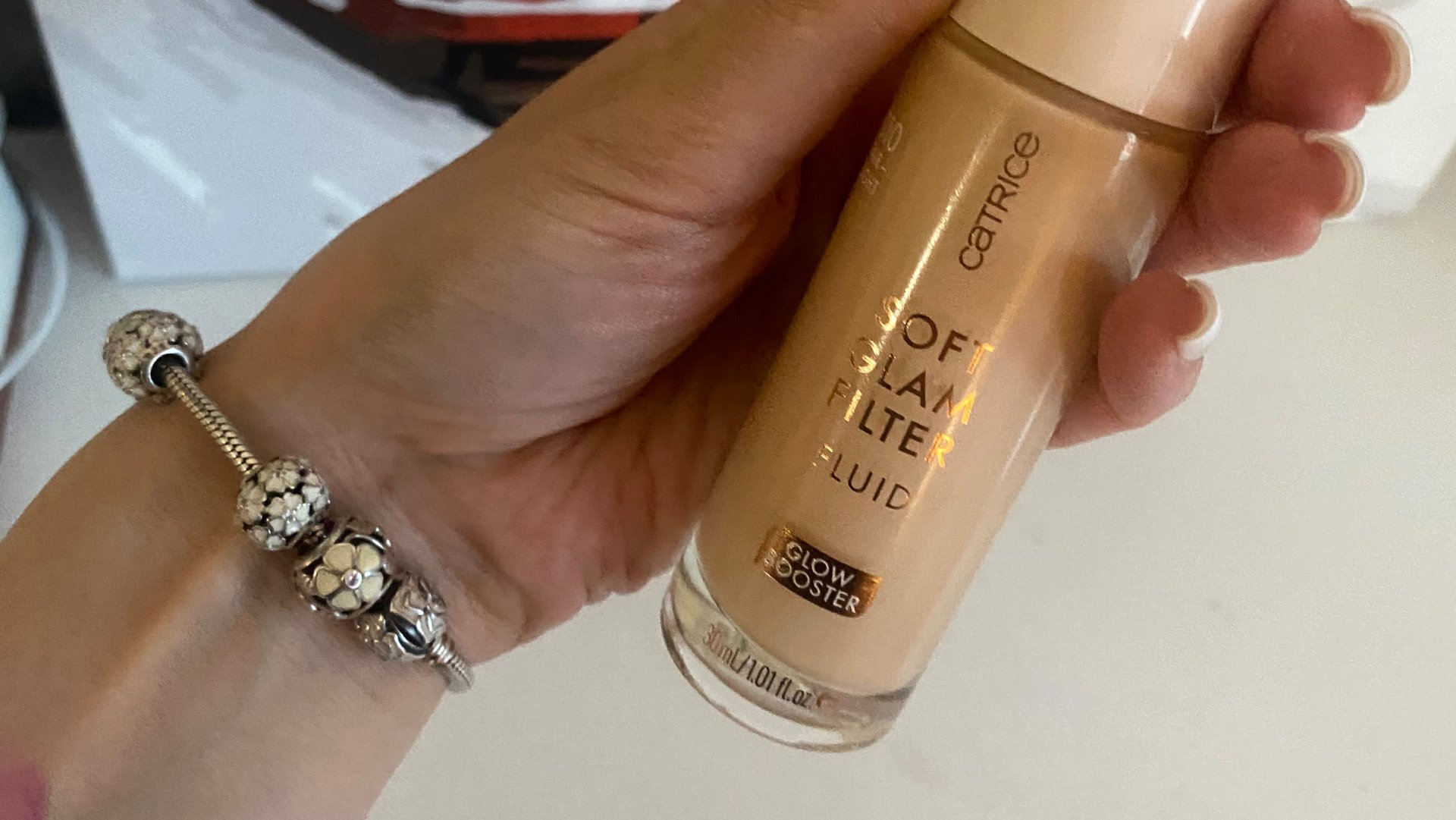 Тестируем Флюид для лица CATRICE SOFT GLAM FILTER с эффектом мягкого свечения и хайлайтер от лореаль смотреть онлайн