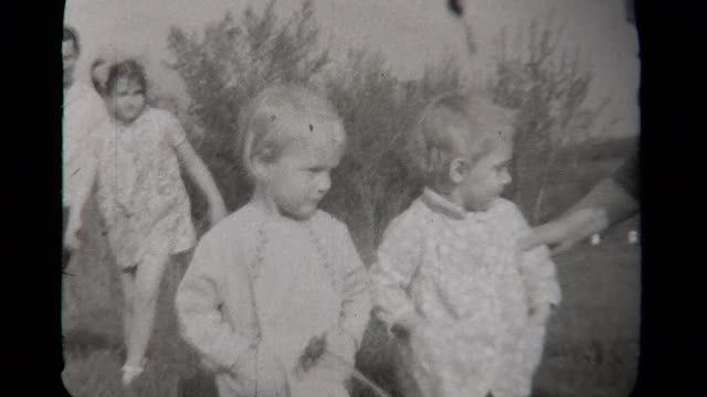 Люда и семья Холодковых. Приблизительно 1974 год. смотреть онлайн