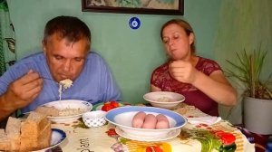 Жизнь в деревне. Скромный ужин