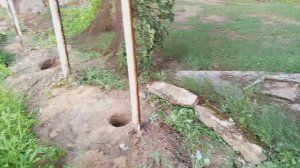 Бурил лунки мотобуром под столбы для забора .