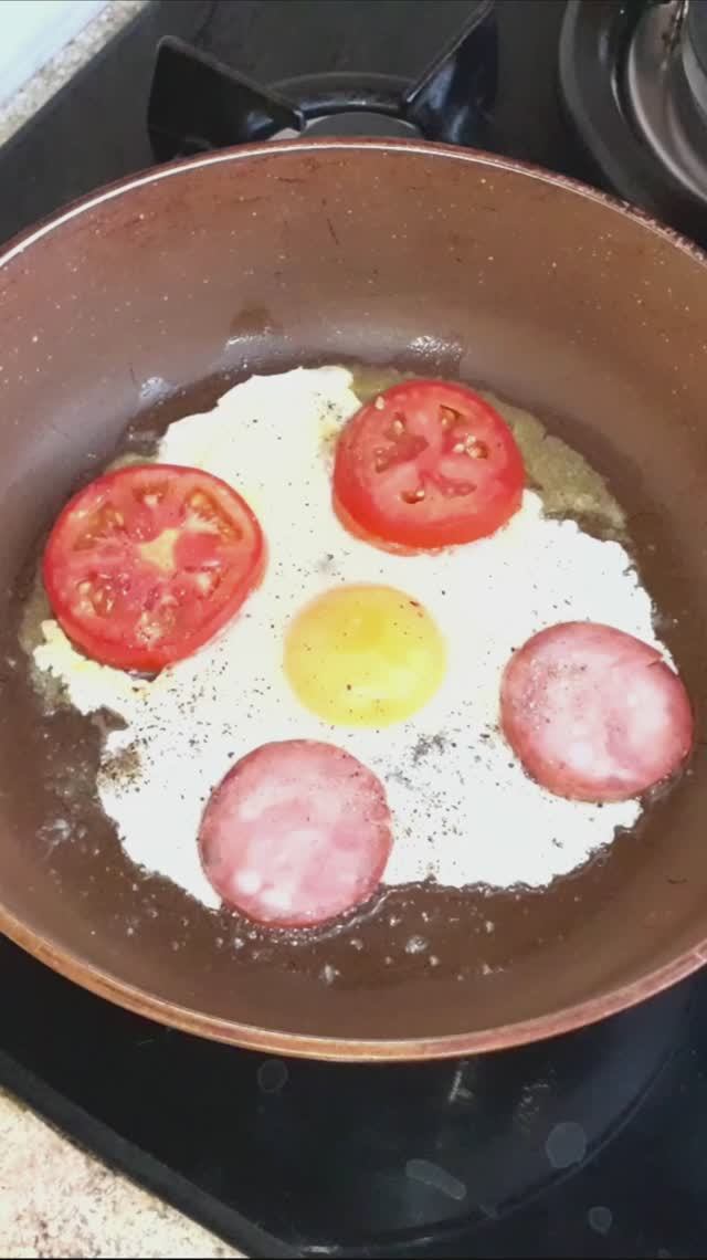 Яичница с помидороми и колбасой. Завтрак смотреть онлайн