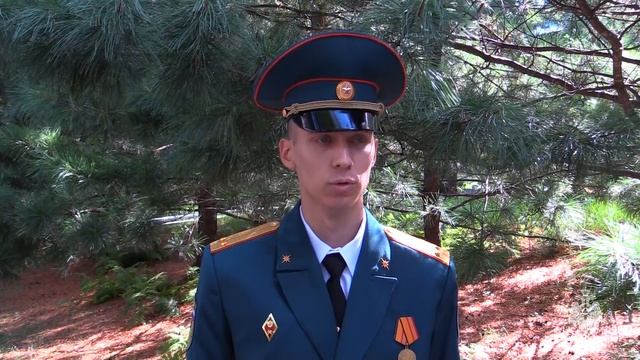 Служебные удостоверения молодым и заслуженные награды действующим специалистам вручены в МЧС России смотреть онлайн