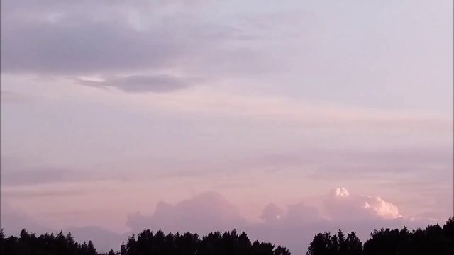 Отдалённые башенки кучево-дождевых облаков, окрашенные вечерней зарёй смотреть онлайн