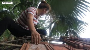 София 34. София строит помещение для электро оборудования в доме на горе.