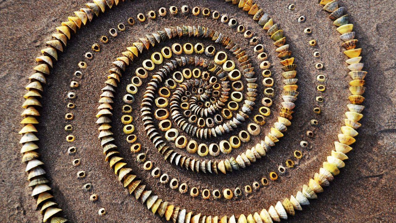 Медиативные инсталляции из камней художника Джона Формана смотреть онлайн