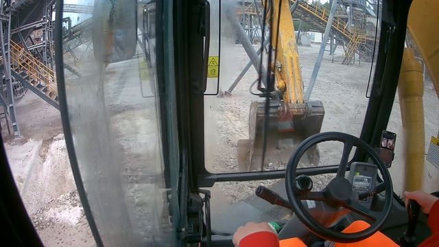 Уборка фабрики колесным экскаватором LGCE E7150F
