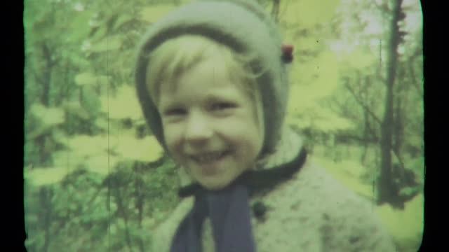 Гуляем с мамой в лесу. Цветная плёнка. 1967-1968. смотреть онлайн