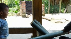 Мама одиночка, готовит кислую свинину в гигантских бамбуковых трубках, чтобы продать её на рынке.