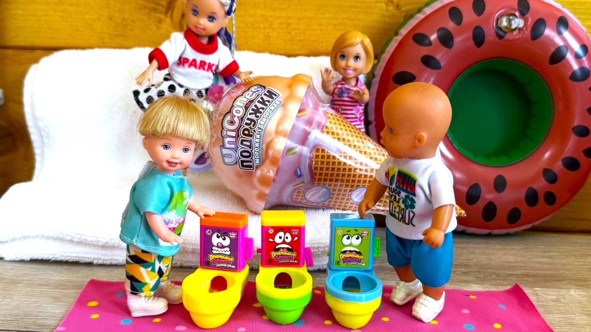 КОНФЕТКИ В УНИТАЗИКАХ🎁 ИЛИ ЕДИНОРОГ СЮРПРИЗ Что делает веселая семейка на море куклы Барби смотреть онлайн
