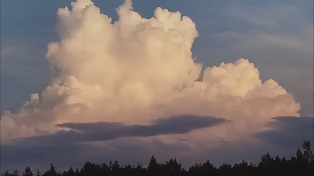 Красивая вершина мощного КДО, подсвеченная вечерней зарёй смотреть онлайн