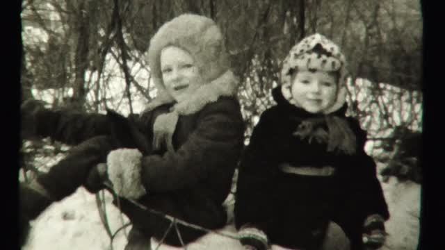 Люда, мама, бабушка Клава, Саша. Славянск, январь 1978 года. смотреть онлайн