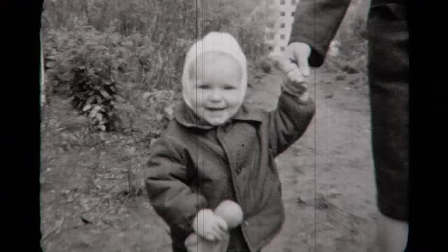 1972 или 1973 год. Папа, мама, я и Люда гуляем в посадке. смотреть онлайн