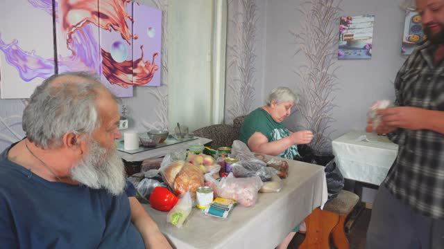 Получила и потратила всю пенсию на продукты Едим СИБИРСКУЮ ДЫНЮ из огорода ПОДВАЛ ИЛЬИЧА смотреть онлайн