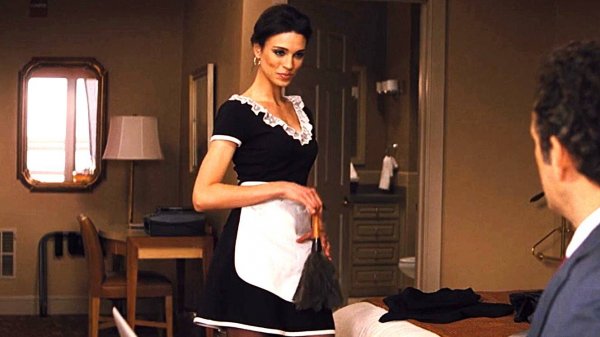 СЕКС-ГОРНИЧНАЯ ЗАШЛА В НОМЕР И ПРЕДЛОЖИЛА ТРОГАТЬ СЕБЯ, ПОКА ОНА УБИРАЕТСЯ / ОБЗОР КОМЕДИИ