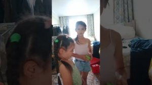 играю с моей сестрой в дочки-матери
