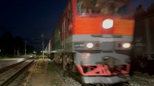 «С опозданием почти час!» Тепловоз «Тапок» ТЭП70 - 0248 с пасс.поездом на ст.Земцы, июль 2025 года