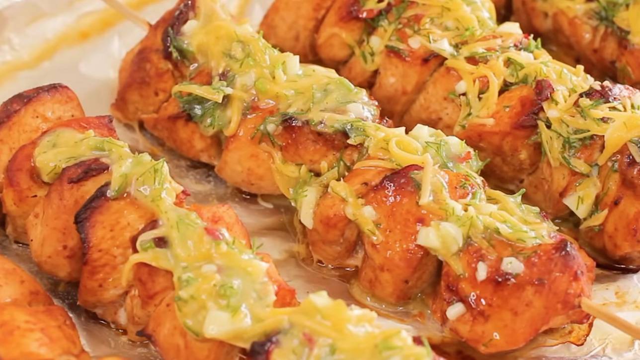 КУРИНЫЕ ШАШЛЫЧКИ из грудки. Нежная и сочная куриная грудка. Простой рецепт закуски из курицы! смотреть онлайн