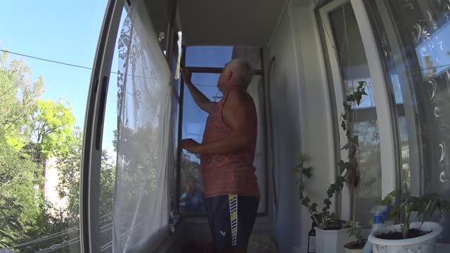 На балконе . смотреть онлайн