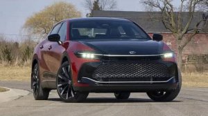 Toyota Crown 2025: Гибрид, который ломает стереотипы седанов