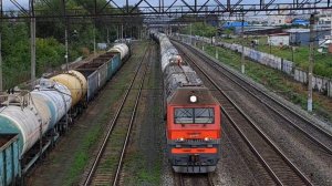 НА ВСТРЕЧУ ДРУГ ДРУГУ ДВИГАЮТСЯ ГРУЗОВЫЕ ПОЕЗДА по ПАРАЛЛЕЛЬНОМУ ПУТИ.