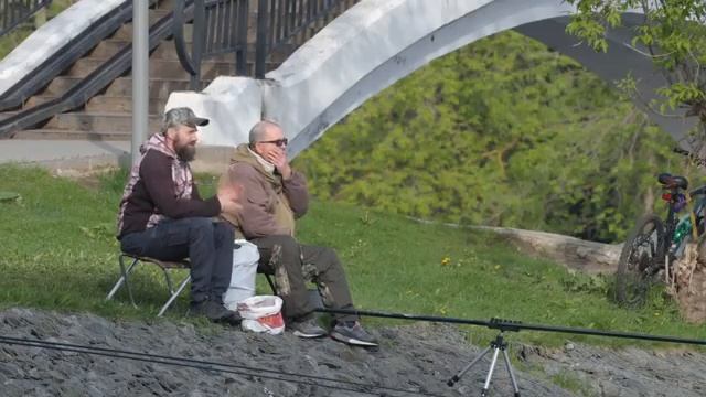 ЛОВЛЮ на МАРДУШУ и ОДУВАНЧИКИ!!! НОВИЧОК на РЫБАЛКЕ! ПОймал ТРЕХ огромных РЫБИН Это НЕВОЗМОЖНО!