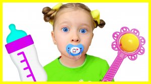 Милана играет со своей маленькой сестрёнкой и папой