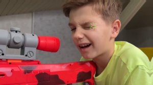 Разноцветные машинки проезжают через порталы. Сказка для детей