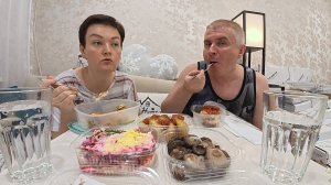 Мукбанг НЕ ДОВОЛЬНА новыми обоями! Хочу всё ПЕРЕДЕЛАТЬ! Вован во всём ВИНОВАТ! Быстрый Семейный ужин