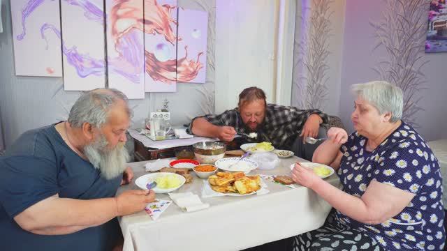Вкусно кушаем всей семьёй рыбу Картошка своя из огорода Сибирь деревня ПОДВАЛ ИЛЬИЧА смотреть онлайн
