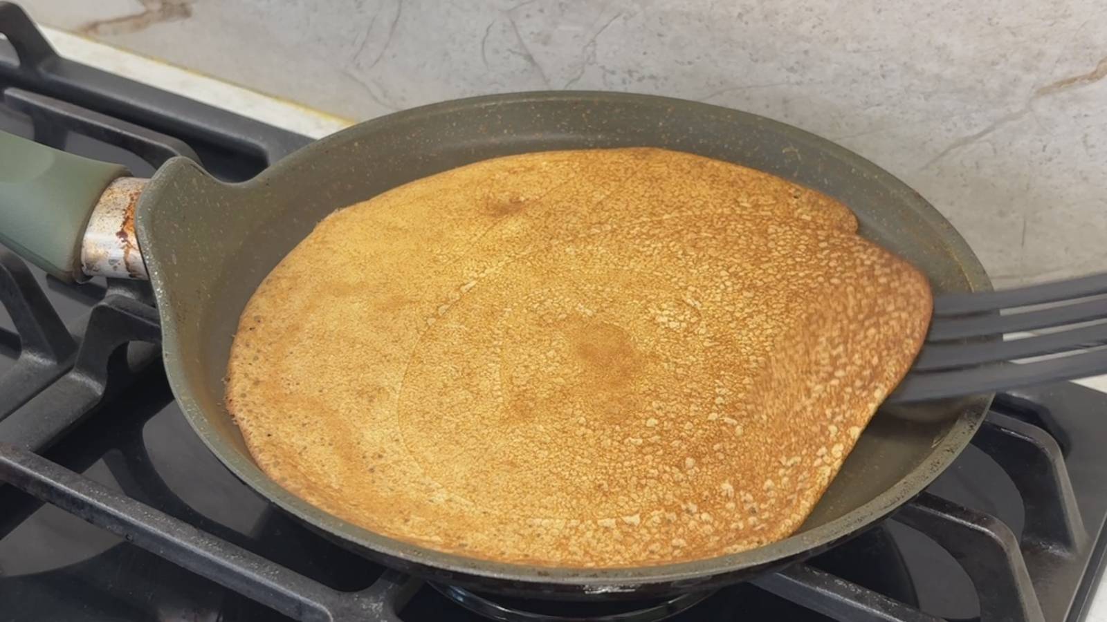 Самые Вкусные На Кефире Тонкие с Дырочками Блины. Объедение Просто! смотреть онлайн