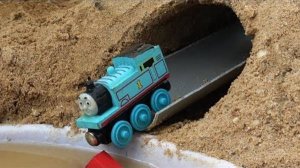 Томас и его друзья играют в игрушечные поезда с Бибо.