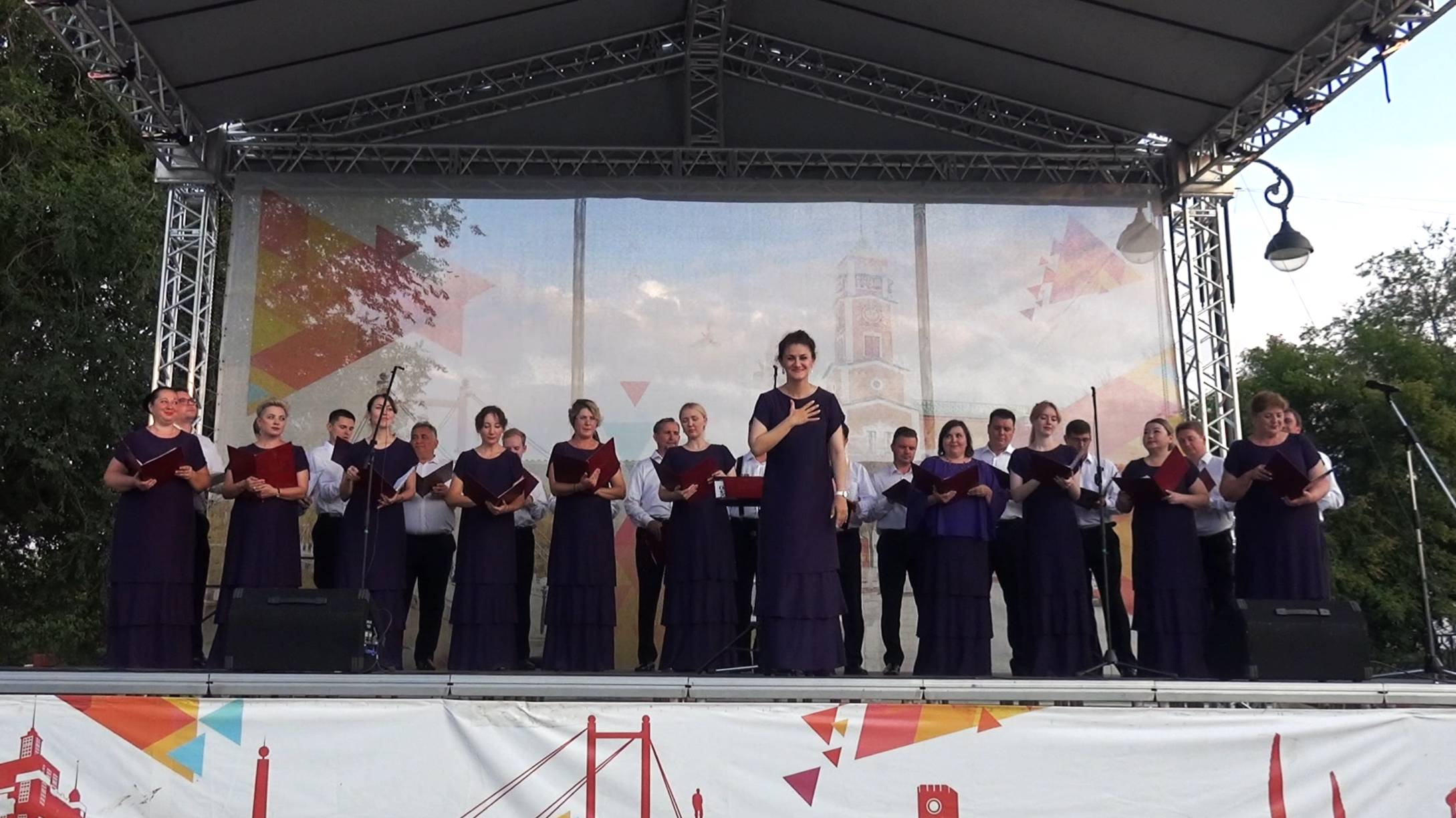 Народная песня «В тёмном лесе». Оренбургский камерный хор смотреть онлайн