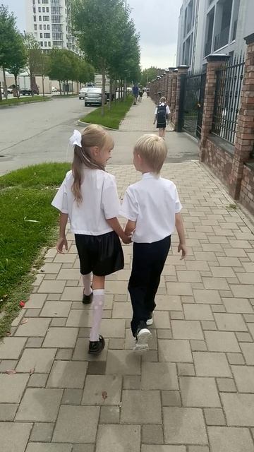 Аня и Рома пошли в школу. смотреть онлайн