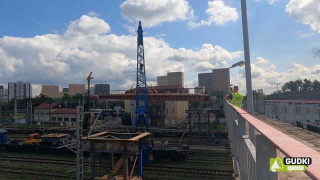 #перерва #люблинскийпарк Установка пролёта временного пешеходного моста на станции Перерва смотреть онлайн