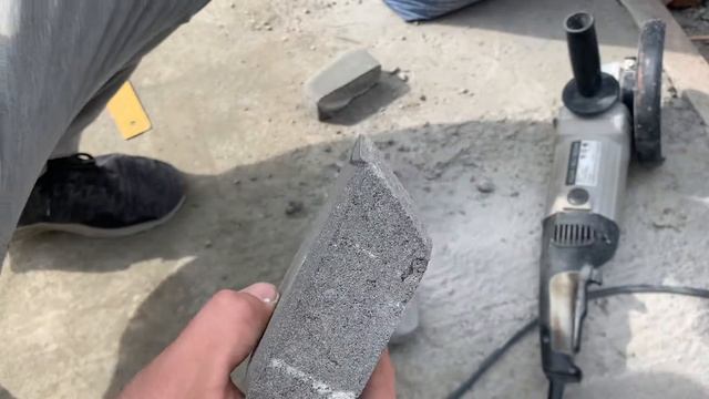 Запил тротуарной плитки полукругом. Мощение вокруг люка