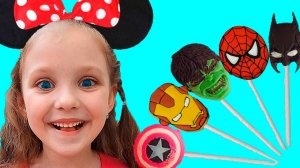 Детская песенка про цвета и супергероев с Лизой и папой - Супергерои для детей учим цвета