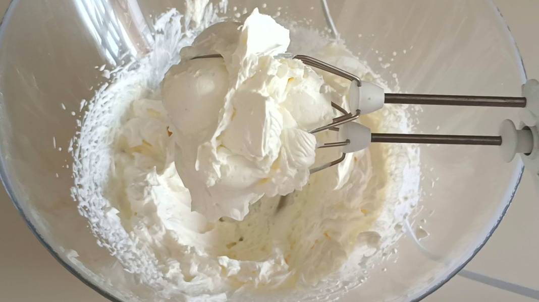 Очень густые сливки без загустителя. Рецепт плотного сливочного Крема! смотреть онлайн