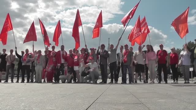 «Красные крылья Победы» на улицах Москвы смотреть онлайн