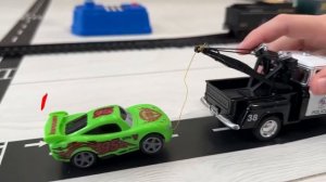 Марка и игрушечные машинки перевозят на грузовике hot wheels _ сборник серий