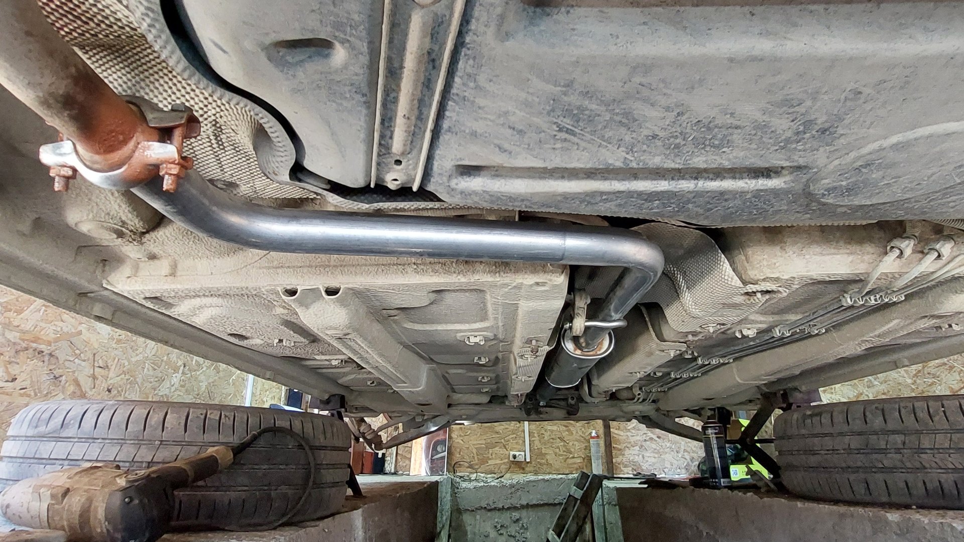 Замена резонатора на ладе Веста, а также замена передних тормозных дисков и колодок,привода,бачка. смотреть онлайн