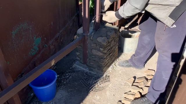 Каменная кладка заборных столбов