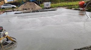 заливаем бетонную плиту для гаража мастерской.