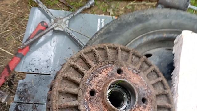 Замена тормозного барабана и колодок на ларгусе.